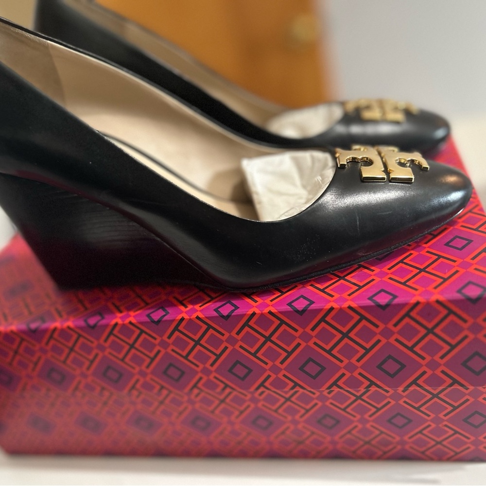 EUC Tory Burch Raleigh Wedge 90MM